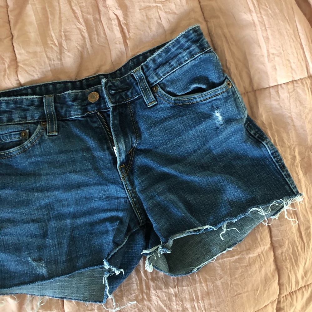 Distressed Levi’s 553 Cut-Off shorts